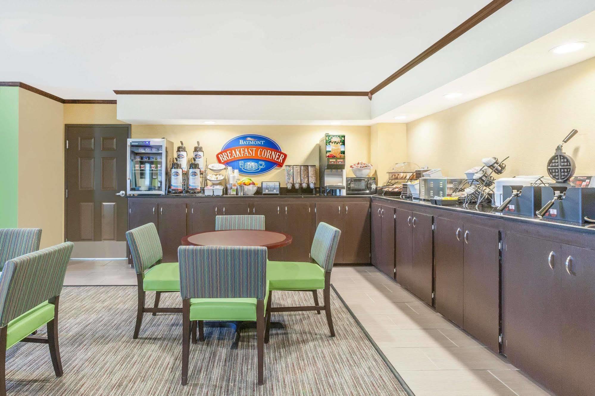 Baymont By Wyndham Midland Center Hotel Exterior foto